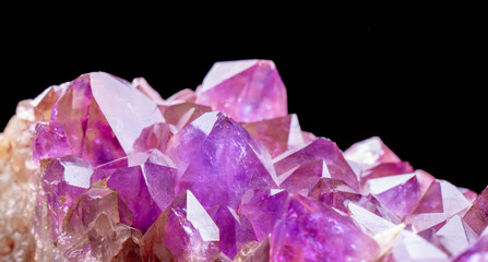 Fototapeta premium Amethyst auf schwarzem Hintergrund