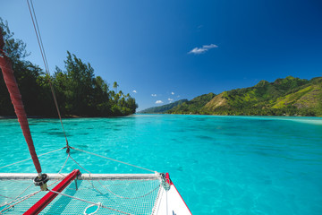 cruising with a catamaran in Moorea (Tahiti) - obrazy, fototapety, plakaty