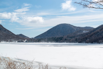 Obraz premium 冬期の赤城山と凍結した大沼