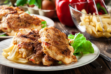 Chicken medallions with red peppers served with chips