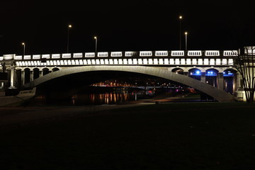 Le pont Wilson sur le fleuve Rhône à Lyon la nuit - Ville de Lyon - Département du Rhône - France