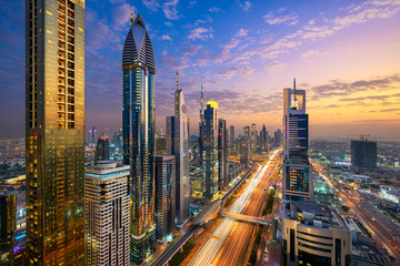 Luftnachtansicht der Wolkenkratzer entlang der Sheikh Zayed Road in Dubai, Vereinigte Arabische Emirate?