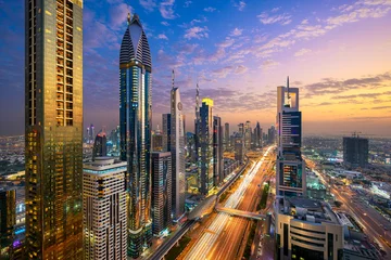 Fotobehang Dubai Luchtnachtzicht op de wolkenkrabbers langs de Sheikh Zayed Road in Dubai, Verenigde Arabische Emiraten