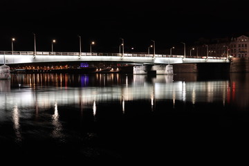 Fototapeta na wymiar Le pont de la Guillotière sur le fleuve Rhône à Lyon la nuit - Ville de Lyon - Département du Rhône - France