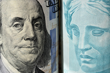 Close-up mostrando Detalhe de notas de Cem Reais e Cem dólares