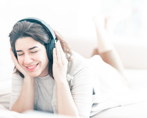 Chica escuchando música