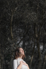 Chica meditando