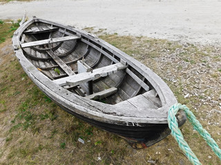 Ausrangiertes Fischerboot am Land