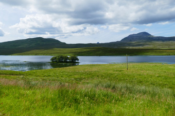 Fototapeta na wymiar Loch Awe mit kleiner Insel in den Highlands von Schottland