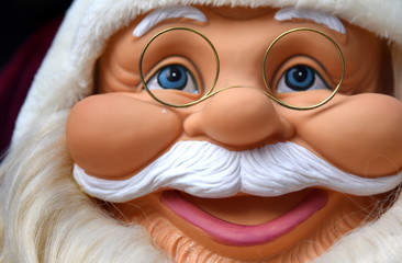 Fröhlicher Weihnachtsmann mit weißem Schnurbart