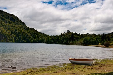 Obraz premium Canoa en el lago