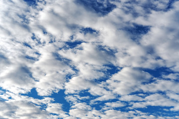 Naklejka premium Schöne weiße Wolken vor einem blauen Himmel 
