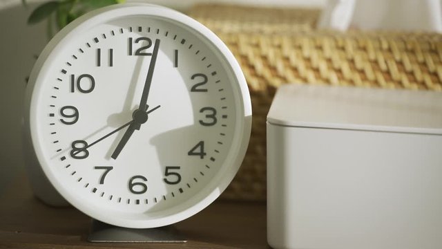 ７時を指す目覚まし時計