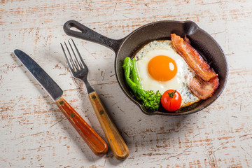 ベーコンエッグ Bacon egg with cast-iron skillet
