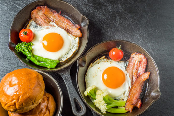 ベーコンエッグ Bacon egg with cast-iron skillet