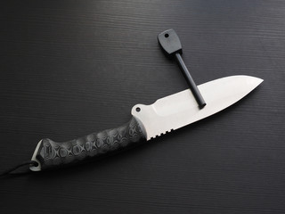 Survival knife whith flint steel.