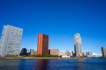 東京　隅田川と川岸の風景