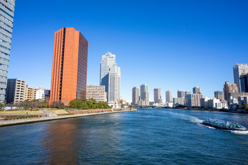 東京　隅田川と川岸の風景