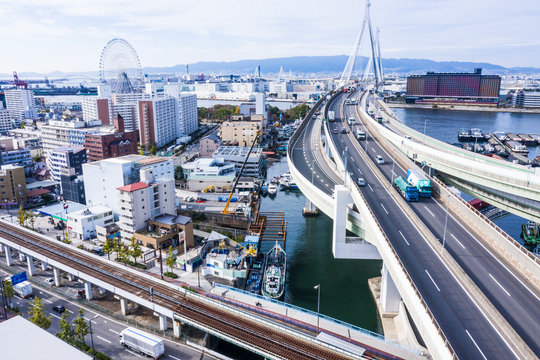 海にかかる橋と湾岸の風景　空撮