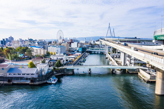 海にかかる橋と湾岸の風景　空撮