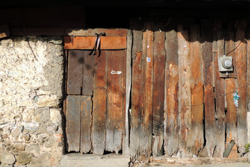 Casa vieja y pobre de luto