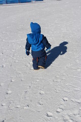 Fototapeta na wymiar enfant à la neige