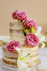 Obraz na płótnie Canvas Fastive wedding cake with flowers, rose and lily.