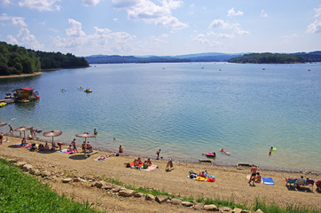 Fototapeta na wymiar Plaża nad jeziorem Solina w Bieszczadach