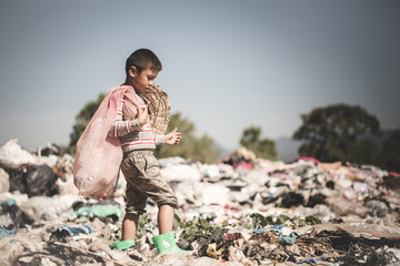 Poor children collect garbage for sale.and recycle them in landfills, the lives and lifestyles of...