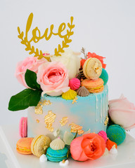 Fototapeta na wymiar Love romantic Cake with rose and Love tag on Cake with white background,Love and Valentine concept background