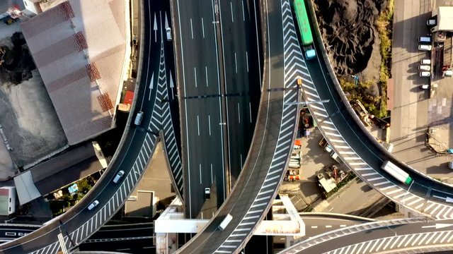 海辺の高速道路の夕景　空撮