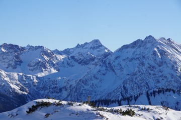 Fototapeta na wymiar Winterliche Alpenkette vor blauem Himmel