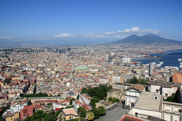 Fototapeta premium Stunning view of Napoli with Mount Vesuvius in the background - seen from the Castel Sant'Elmo in Naples, Italy