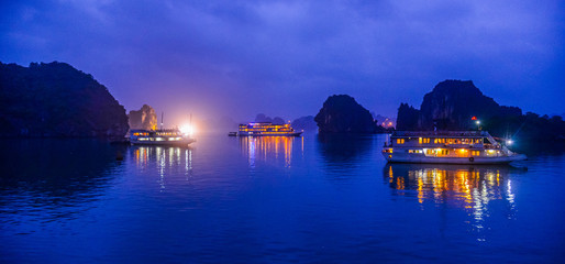 Obraz premium Natural scenery of Halong Bay, Vietnam