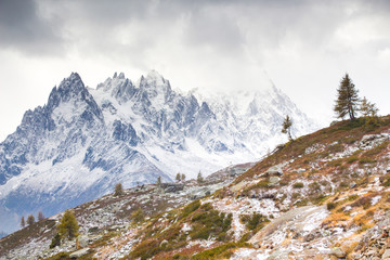 Les aiguilles de chamonix  a l'automne .