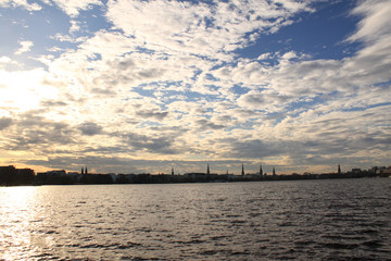 Obraz premium Hamburg; Alsterpanorama mit Hauptkirchen