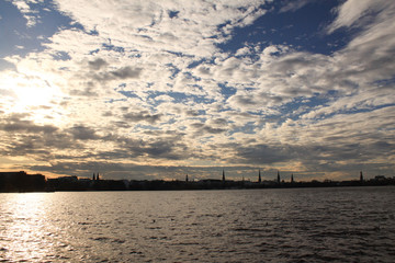 Fototapeta na wymiar Hamburg; Alsterpanorama von der Schönen Aussicht