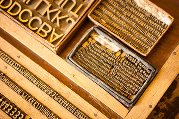 Setzkasten mit Typen / Buchstaben in zur Pr&auml;gung, drucken