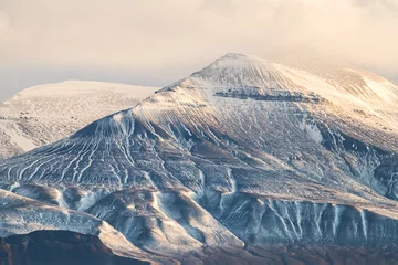 felsiges schneebedecktes Bergmassiv in goldenem Sonnenlicht - grandiose Landschaft der Arktis © natros