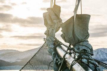 Blick auf den Mast vom Vorderdeck eines Segelschiffes auf das Meer
