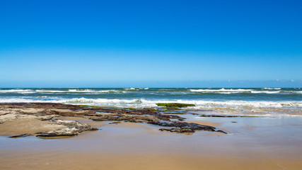 Fototapeta premium Ondas e rochas e o mar azul esverdeado 