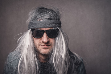 Portrait skuril crazy Mann graue lange Haare und Sonnenbrille Var.1