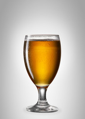 Piwo w szklance na gradientowym tle