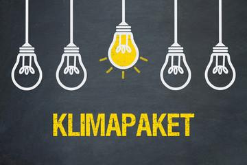 Klimapaket / Tafel mit Glühbirnen