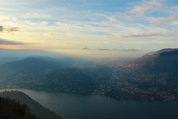 Panorama delle montagne e del lago di Como da Brunate in Lombardia, viaggi e paesaggi 
