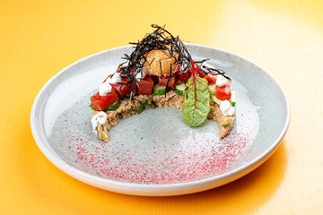 Salad with quinoa, fresh tuna, crispy cream yolk and white cream cheese mousse