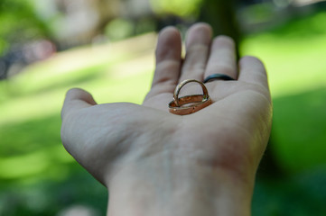 Eheringe hand mit Ring heiraten hochzeit liebe