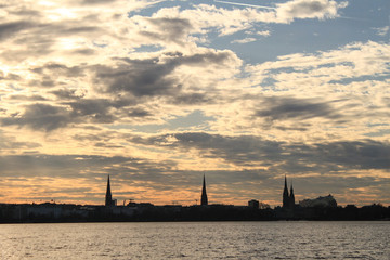 Naklejka premium Hamburg; Hanseatische Skyline (Blick über die Alster)