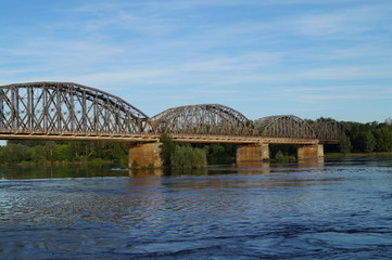 a huge bridge over the river in which drive trains across the city