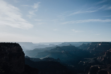 Le jour se lève sur le parc national de Grand Canyon